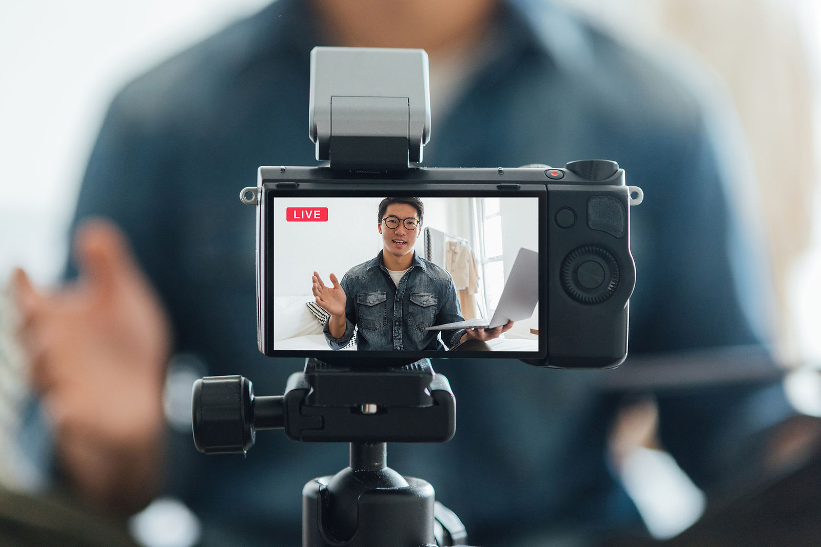 Vlogger guardando la fotocamera